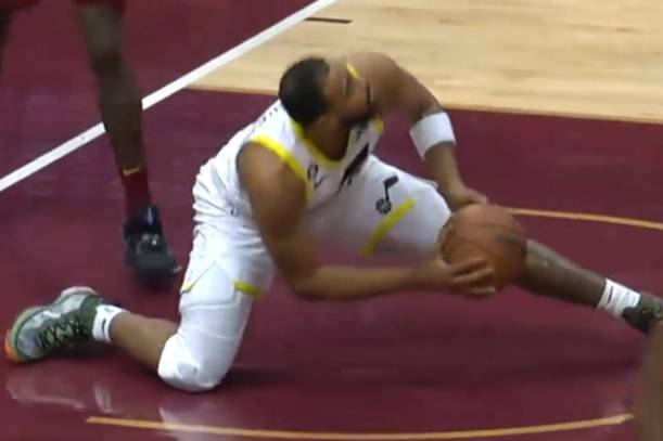 Mete una canasta desde el suelo en la NBA: Talen Horton-Tucker de Utah Jazz evita una lesión y anota
