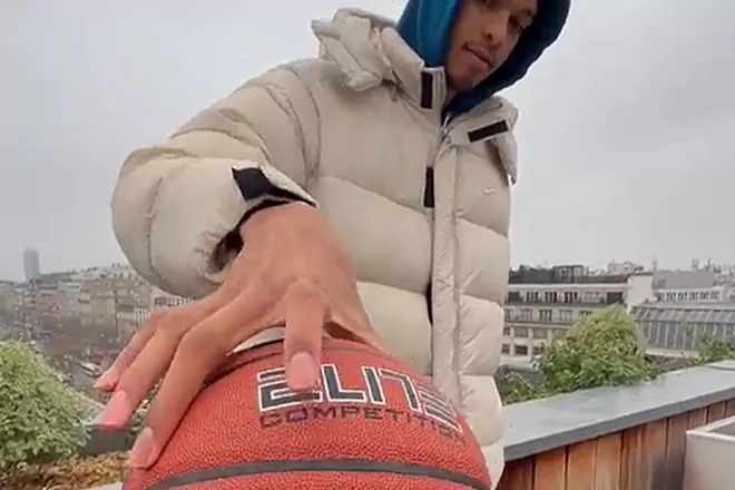 El Francés Wembanyama y futuro número 1 del Draft de la NBA no es humano: ¡Coge el balón sólo con dos dedos!