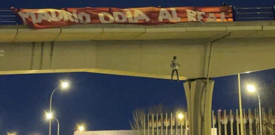 Cuelgan de un puente próximo a Valdebebas un muñeco de Vinicius, con el lema: “Madrid odia al Real”