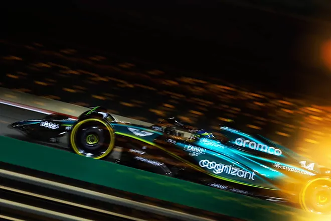F1 GP de Bahrein: Fernando Alonso de Aston Martin revienta el crono y asusta en los Libres 2