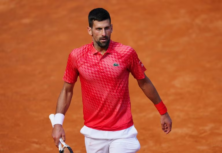 Roland Garros: Djokovic se pelea con Davidovich, el público, el viento y una lesión para estar en octavos