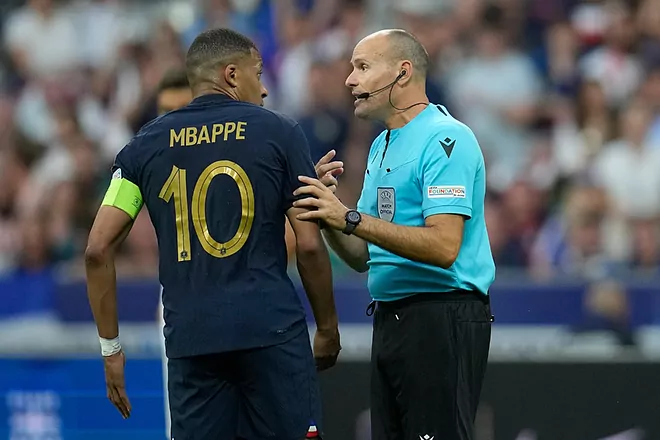 Francia 1-0 Grecia: Mbappé iguala a Fontaine con un gol de penalti en el adiós del árbitro Mateu Lahoz