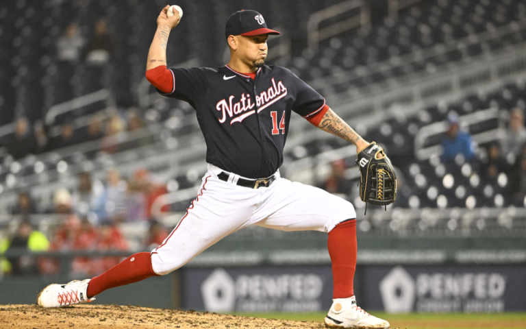 MLB: El Venezolano Ildemaro Vargas de los Nacionales de Washington lanza en blanco y duplica con el madero