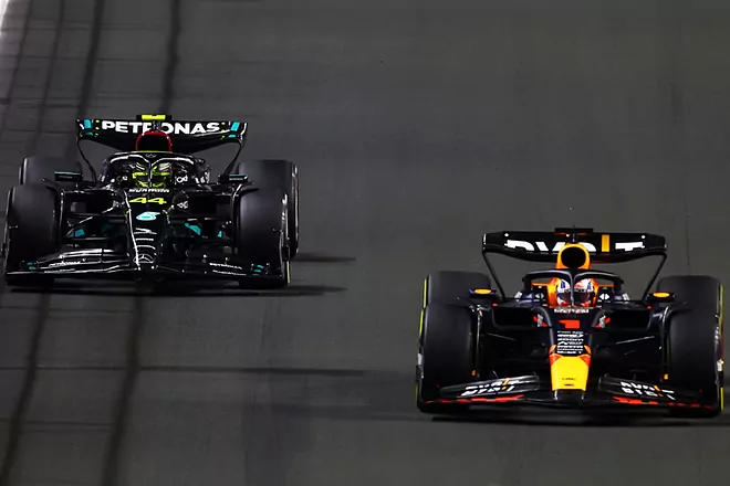 Expropietario de Jordan Gran Prix: “Hamilton es demasiado mayor para enfrentarse cara a cara con Verstappen”