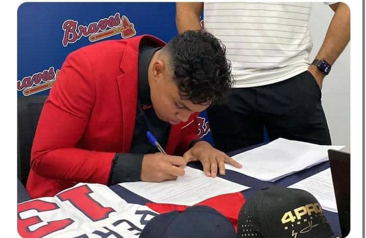Prospecto venezolano José Perdomo de 17 años recibe bono 5 M$ por firmar con los Bravos de Atlanta