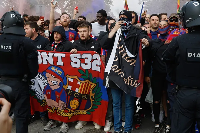 UEFA multa al Barcelona “por el comportamiento racista de sus seguidores” en el partido ante el PSG